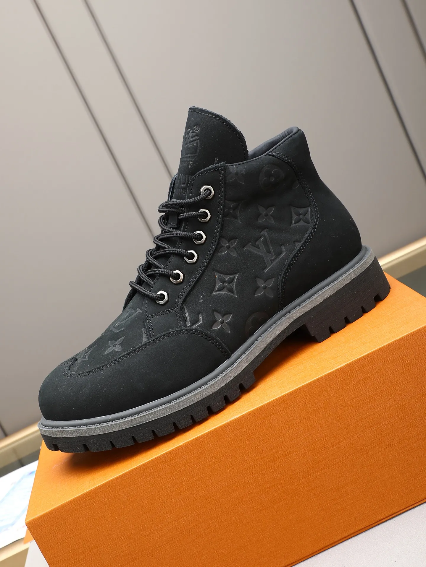 PP460 LOUIS VUITTON ss25 LV donkey brand new thick-soled lace-up big-toe shoes men's casual shoes high-top short boots. These boots are crafted from top-grain calf leather for a lightweight and comfortable fit. The thick EVA outsole is embellished with eye-catching ridges, and the trendy attitude of being both strong and soft makes it an everyday choice. ✔Upper: imported first-layer cowhide ✔Inner lining: sheep lining ✔Outsole: original molded outsole Size: 38-44 (45 customized)
